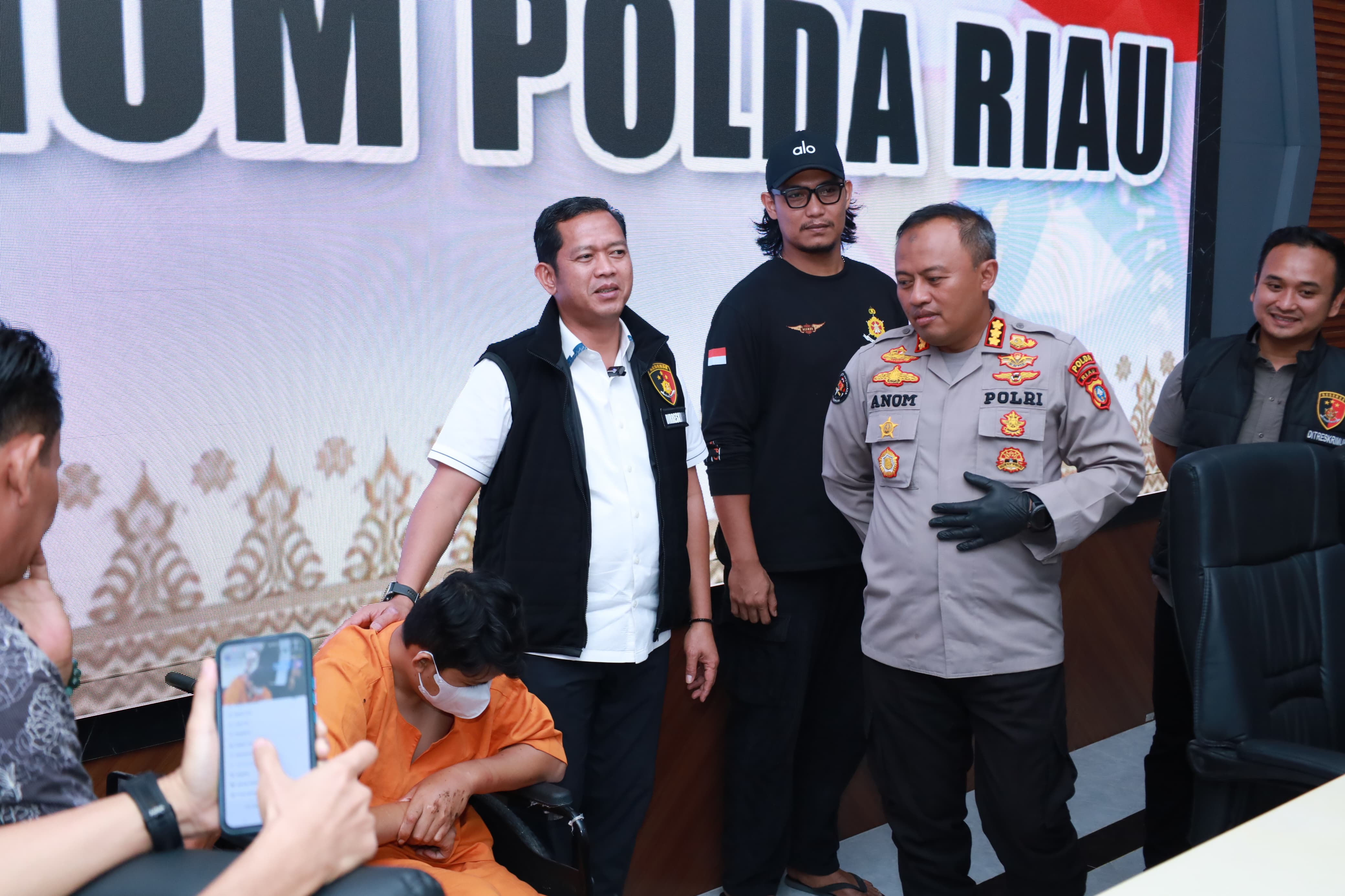 POLDA RIAU BERHASIL TANGKAP PELAKU PENCURIAN DENGAN KEKERASAN YANG MENYAMAR SEBAGAI ANGGOTA POLISI